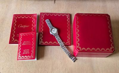 une boîte rouge sur laquelle est représentée une montre et une boîte rouge sur laquelle est représentée une montre