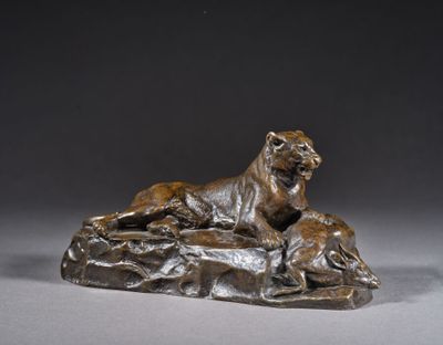 sculpture en bronze représentant un lion et son lionceau se reposant sur un rocher
