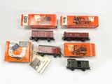 beaucoup de petits trains miniatures posés sur une surface blanche
