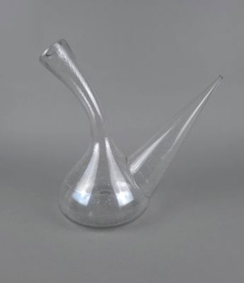 vue de profil d'un vase mettant en évidence sa forme conique