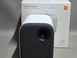une image représentant une enceinte blanche et noire posée à côté d'une boîte