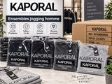 plusieurs paires de t-shirts Kaporal posées sur une table dans un magasin