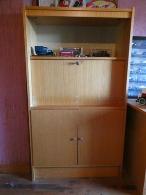 un meuble en bois dans le coin d'une pièce