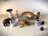 de nombreux vases et figurines de toutes sortes posés sur une table