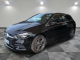 une Mercedes CLA noire garée dans un garage au sol carrelé