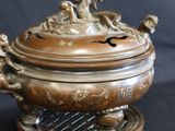 une image représentant un grand plat à couvercle en bronze orné d'un lion