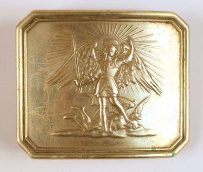 une image représentant une boîte en métal doré sur laquelle figure l'image d'un ange