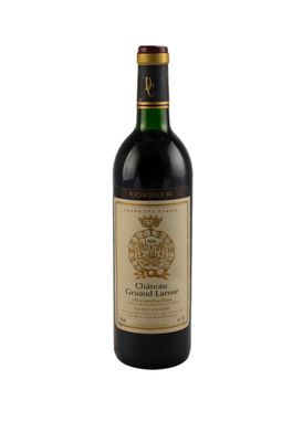 une bouteille de vin rouge avec une étiquette dorée sur fond blanc