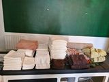 une table sur laquelle sont posées plusieurs serviettes pliées
