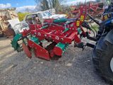 un tracteur équipé d'une charrue à l'arrière
