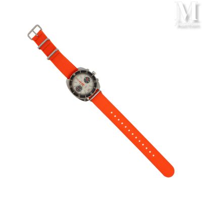 un gros plan d'une montre sur fond blanc, avec un bracelet rouge