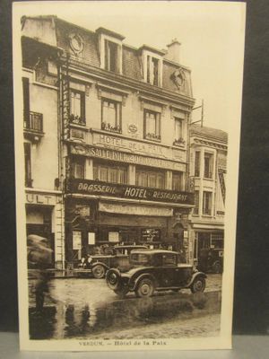 une vieille photo d'une vieille voiture garée devant un hôtel