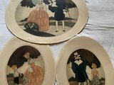 trois assiettes ornées de photos de personnes, posées sur une table