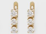 une paire de boucles d'oreilles en diamant sur fond blanc