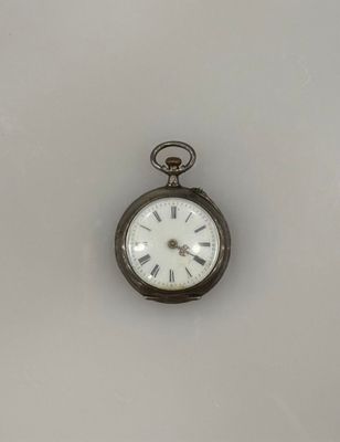 une horloge accrochée au mur de la pièce
