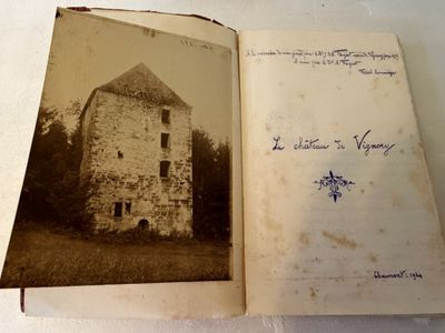 un vieux livre dans lequel figure l'image d'un bâtiment