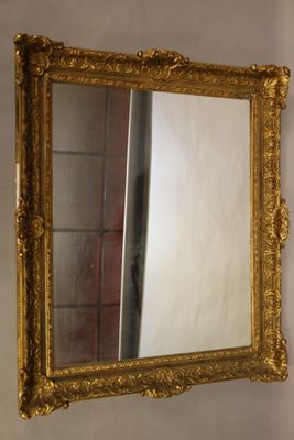 Important miroir à cadre en bois et stuc doré .