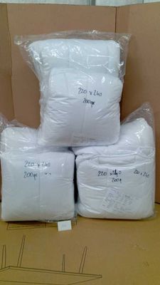 Plusieurs paquets de papier toilette sont empilés sur une boîte en carton