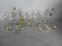 Ensemble de 20 lampes à huile en verre, certaines soufflées.