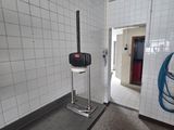 une salle de bains équipée de toilettes et d'un meuble-lavabo