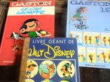 de nombreux livres posés sur une table en verre