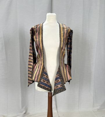 un gros plan sur le torse d'un mannequin vêtu d'une veste