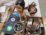 une table en bois sur laquelle sont disposés de nombreux objets divers
