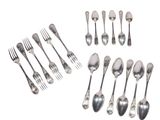 beaucoup de cuillères et de fourchettes en argent sur la table