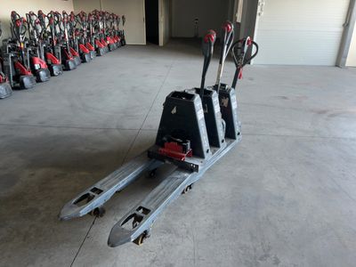une photo d'un chariot élévateur garé dans un garage