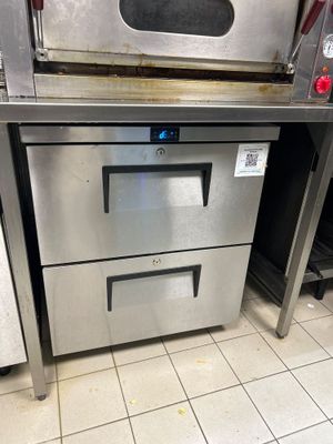 deux fours qui se trouvent dans une cuisine