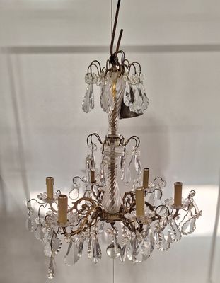 un lustre suspendu au plafond d'une pièce