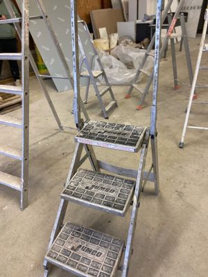 many ladders that are sitting in a room