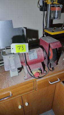 une machine posée sur un bureau