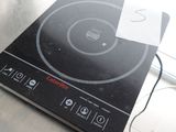 une cuisinière sur laquelle se trouve un brûleur noir