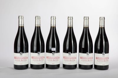 six bouteilles de vin rouge alignées