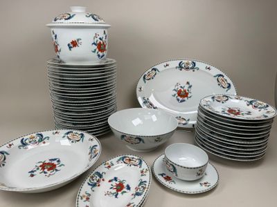 beaucoup d'assiettes et de bols sur la table