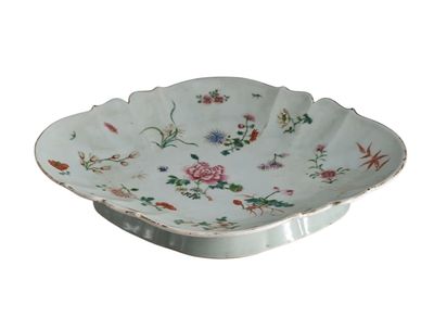 un bol blanc avec un motif floral