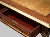 un petit bureau avec un tiroir en dessous
