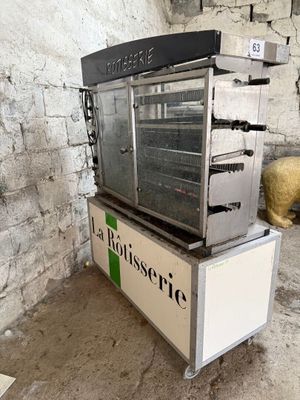 un four grille-pain posé sur un chariot dans une pièce