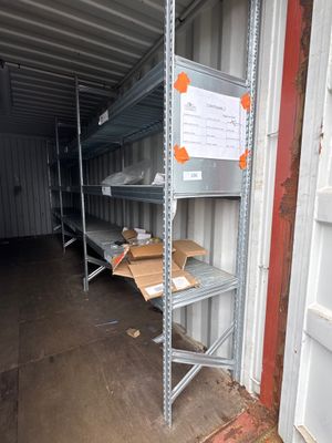 de nombreuses étagères dans un débarras, sur lesquelles sont posées des cartons
