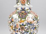 un grand vase surmonté d'un oiseau