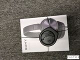 Les écouteurs Sony sont posés sur le dessus de la boîte.