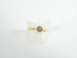 gros plan d'une bague en or sur fond blanc