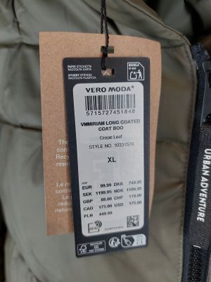 une étiquette au dos d'une veste sur laquelle est inscrit « Vero Moda »