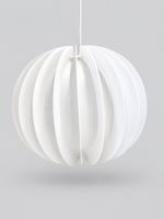 Suspension IKEA en plastique blanc en forme de globe lamellé…