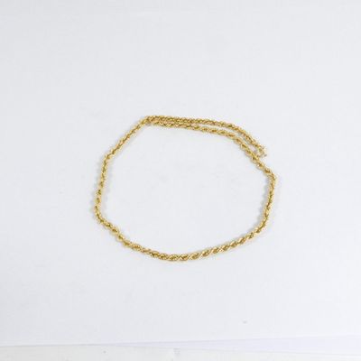 un bracelet en chaîne dorée sur un fond blanc
