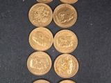 gros plan d'un paquet de pièces de monnaie sur une table
