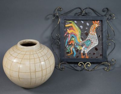 VASE boule en terre cuite (H. 23 cm) et CARREAU en faïence é…