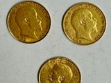 trois pièces d'or portant l'image d'un homme et d'une femme