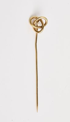 une image représentant une broche en or ornée d'un nœud